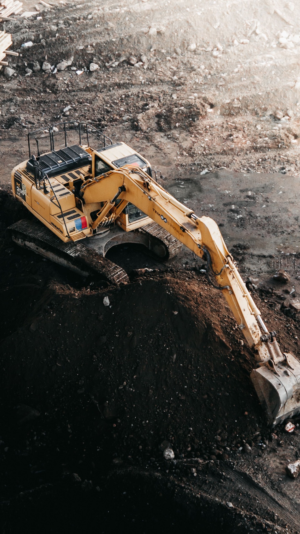 Excavator galben văzut de sus în timpul lucrărilor de terasament