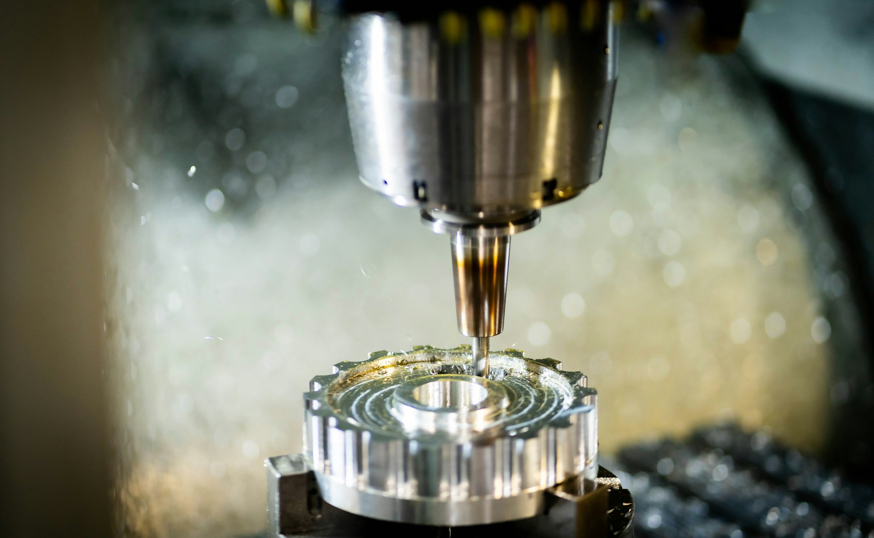Freză CNC prelucrând o piesă metalică