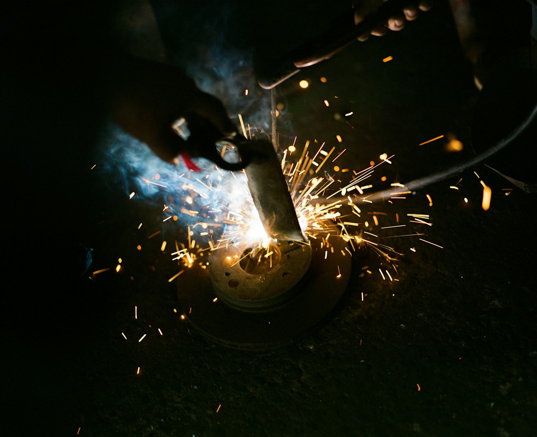 Proces de sudură la o componentă metalică
